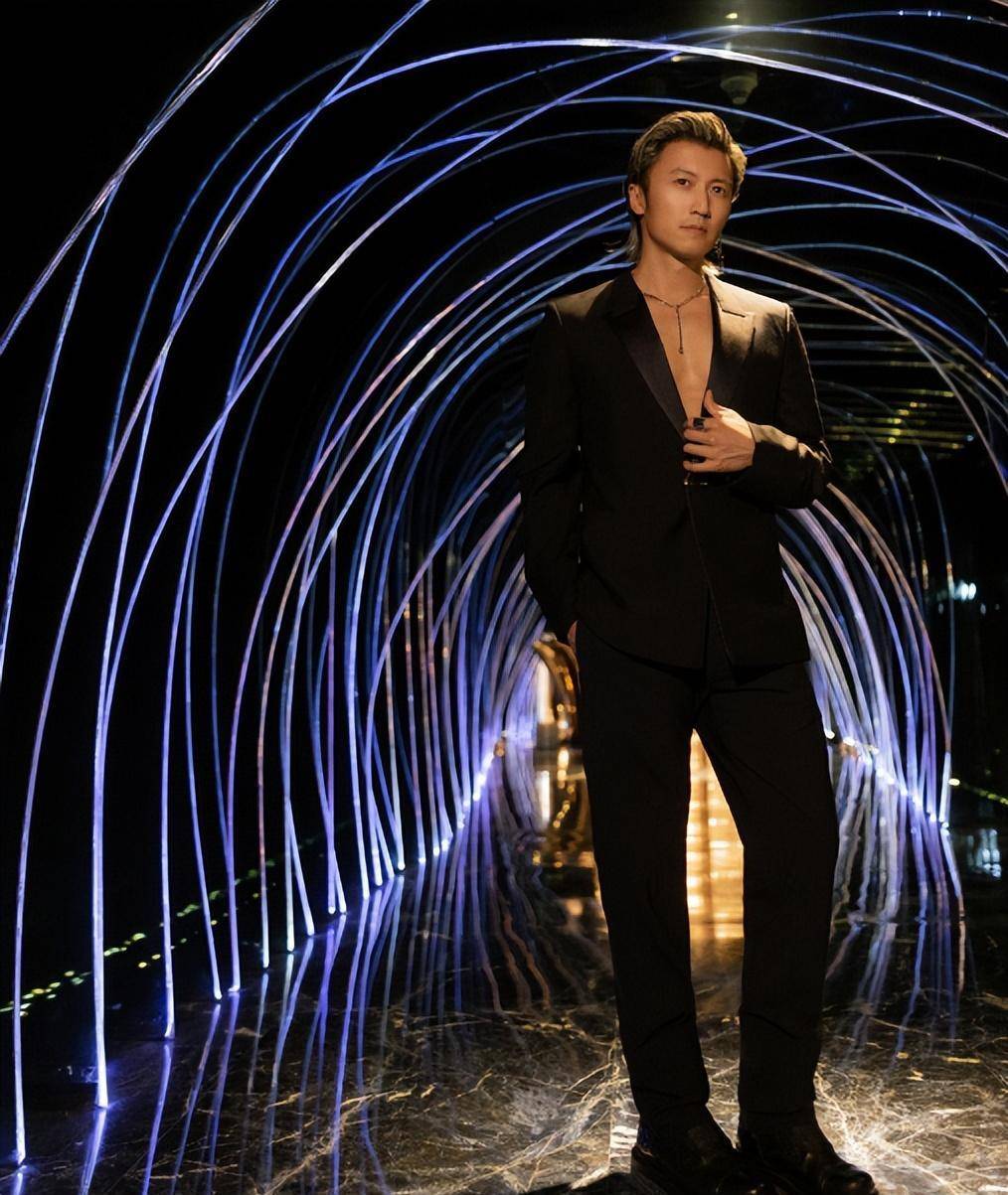 谢霆锋现身上海,身穿超帅背心三件套,真的很帅!_活动_穿着_墨镜