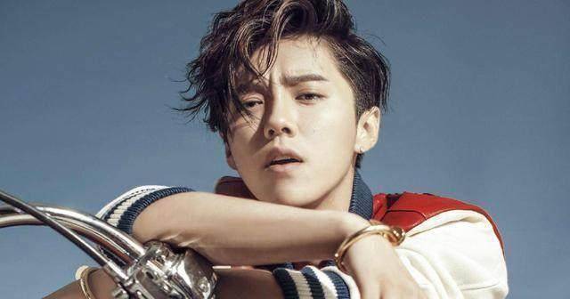 原来鹿晗这么man!开着600万豪车抽烟等女友关晓彤!_网友_形象_照片