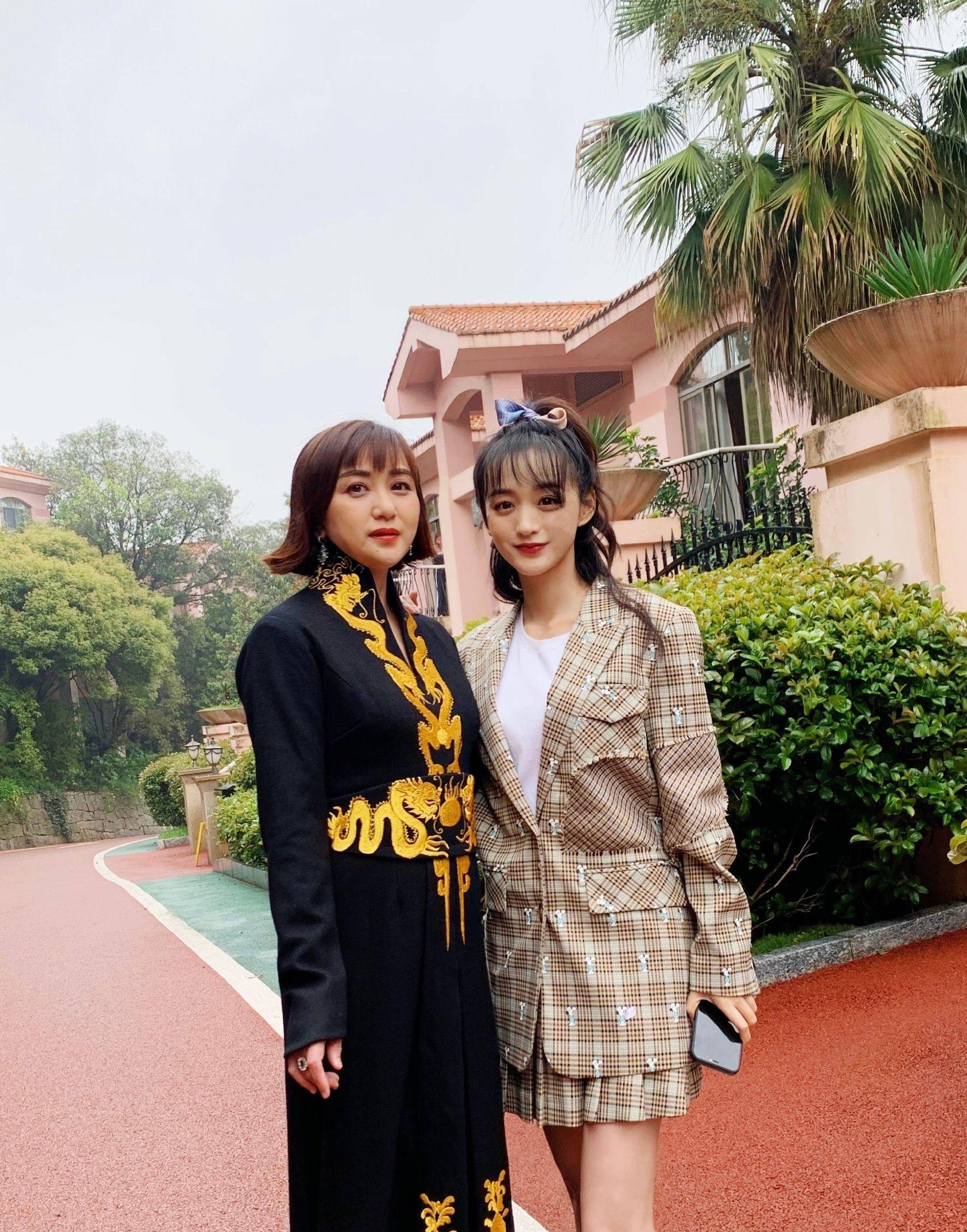 曾在《如懿传》中演玫嫔,今却被她妈妈颜值惊艳,母女如姐妹