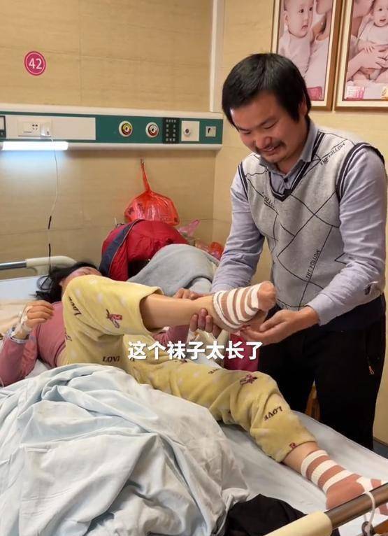 在牛爱芳给小春花穿袜子的时候,摆弄小春花的腿抬