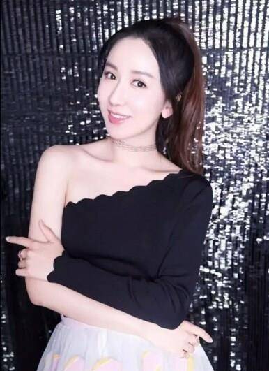 性格爽朗的"胡一菲"娄艺潇,私下里的穿搭也很是吸睛呢!