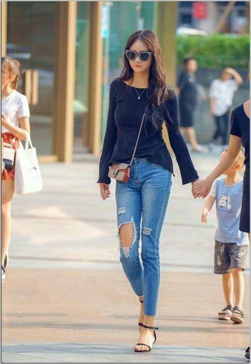 路人街拍,女子蓝色的牛仔裤搭配修身上衣,尽显唯美气质_姐姐_时尚