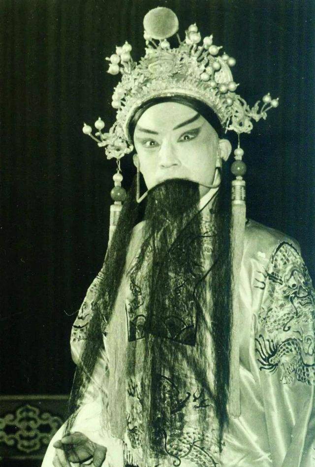 新华京剧团的"六大头牌":李万春,徐东明,徐东来,李砚秀等_表演_老生