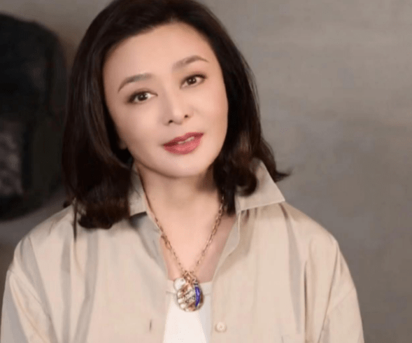 关之琳晒照疑忘拉裤子拉链,独自饮酒谈感情伤感,60岁单身被催婚_视频