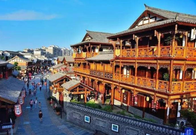 湖南有条"仿古商业街",人流如潮,被赞现实版"清明上河图"