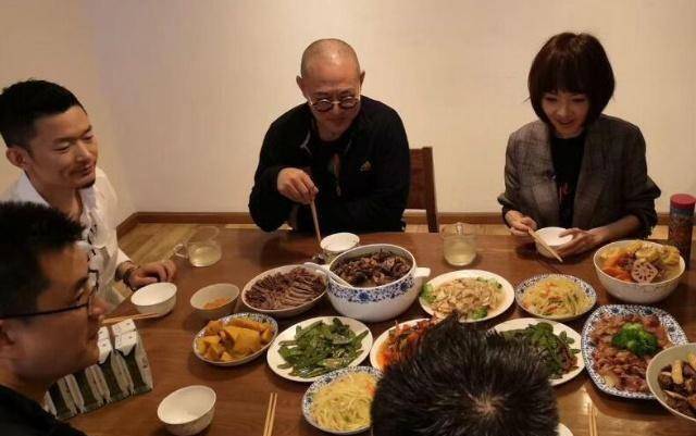 网友也纷纷表示了担忧,担心过于瘦和吃饭少会对鲁豫的健康不好