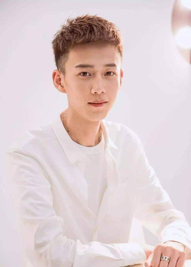 今日,校长张弛发博称自己恋爱了,女友叫董一涵,也是一位网红