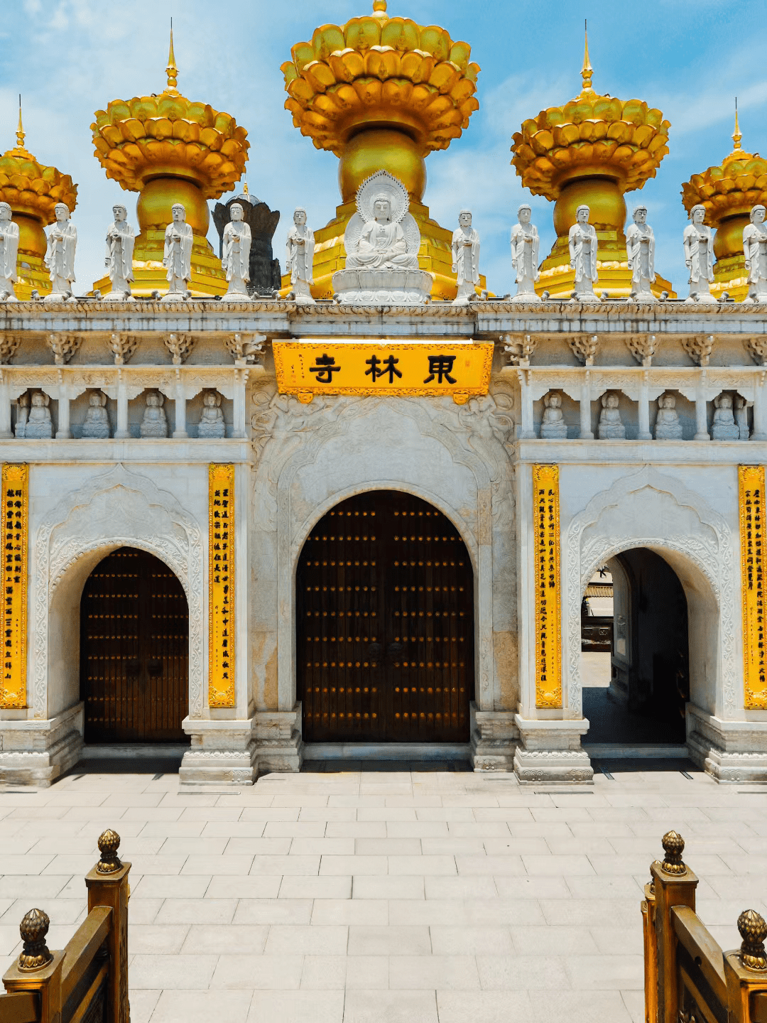 上海金山东林寺是一座历史悠久的佛教寺院,原名观音堂,始建于元朝至大