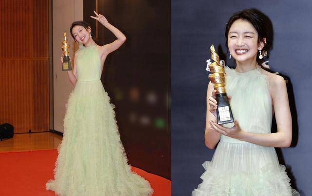 镜头捕捉到周冬雨获奖提着裙摆走路的样子,画面定格下来真的好优雅.