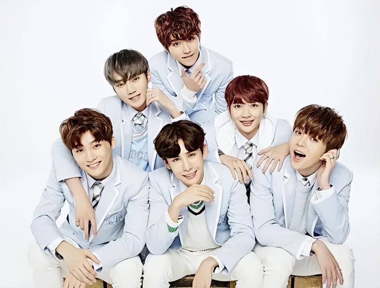 2016年,蔡徐坤从韩国回到国内发展,加入10人男子歌唱组合"swin",他