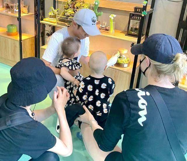 原著撒贝宁夫妇携双胞胎逛街,抱儿秀恩爱,穿搭低调接地气_李白_孩子