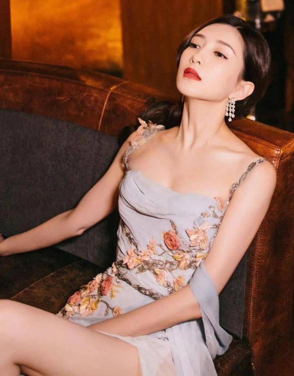 江疏影明艳写真大秀事业线！肤白貌美大长腿性感火辣
