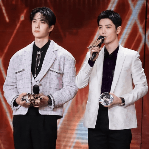 王一博唱完就走无座位,肖战差强人意,"博君一肖"同框失败_晚会_华晨宇