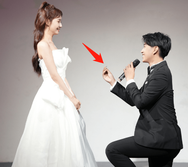 与男友相恋5个月订婚,穿婚纱吊威亚咧嘴笑_孔语浩_官宣_网友