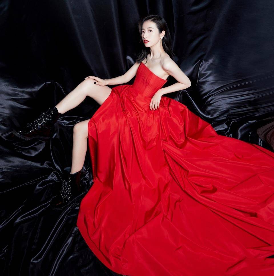 周雨彤纸片身材吸睛,西装里大胆只穿三件"内衣",轻松飒翻全场_活动