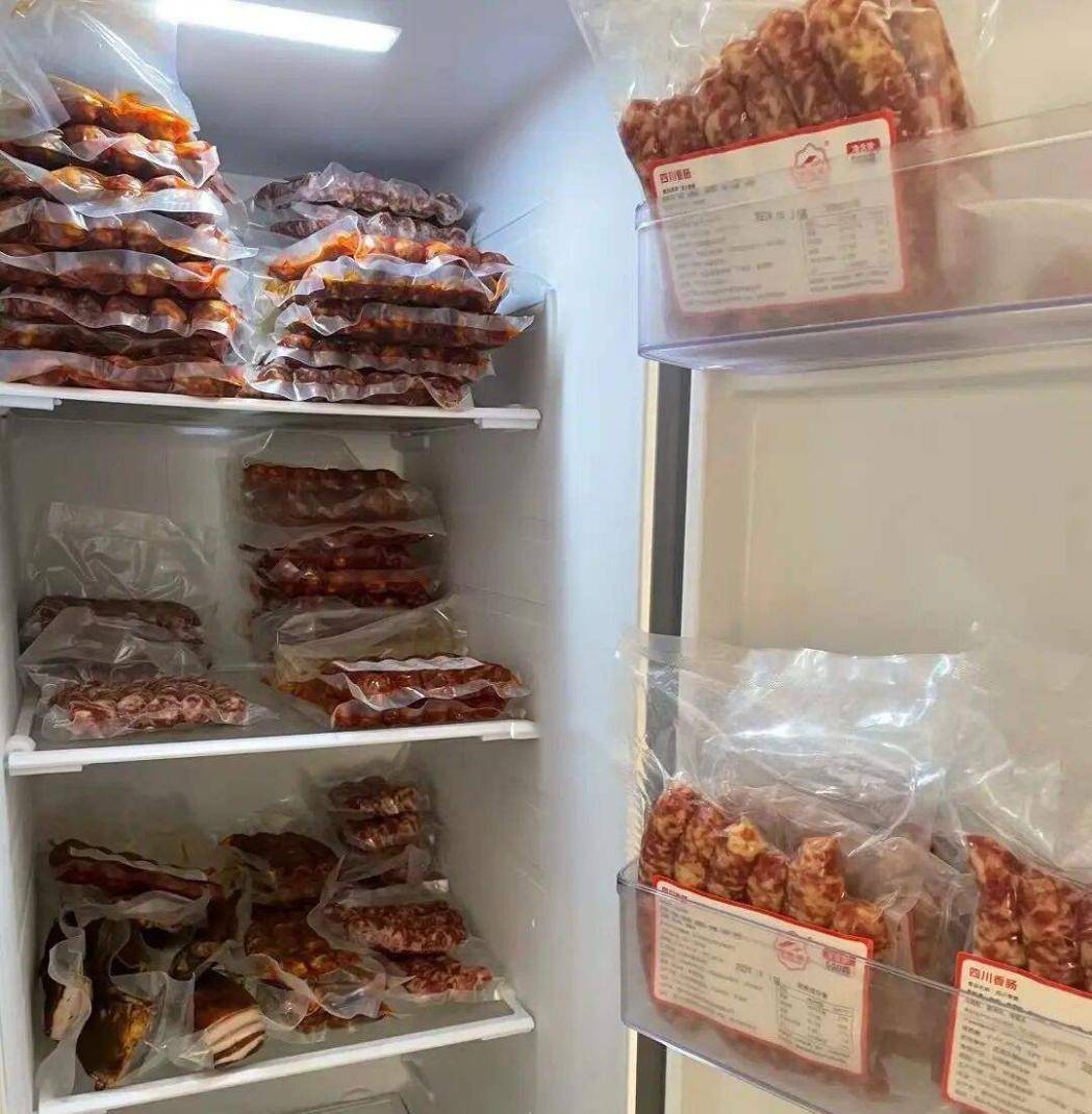 在一档综艺节目中,当节目组打开李湘家的冰箱时,大家都惊呆了.