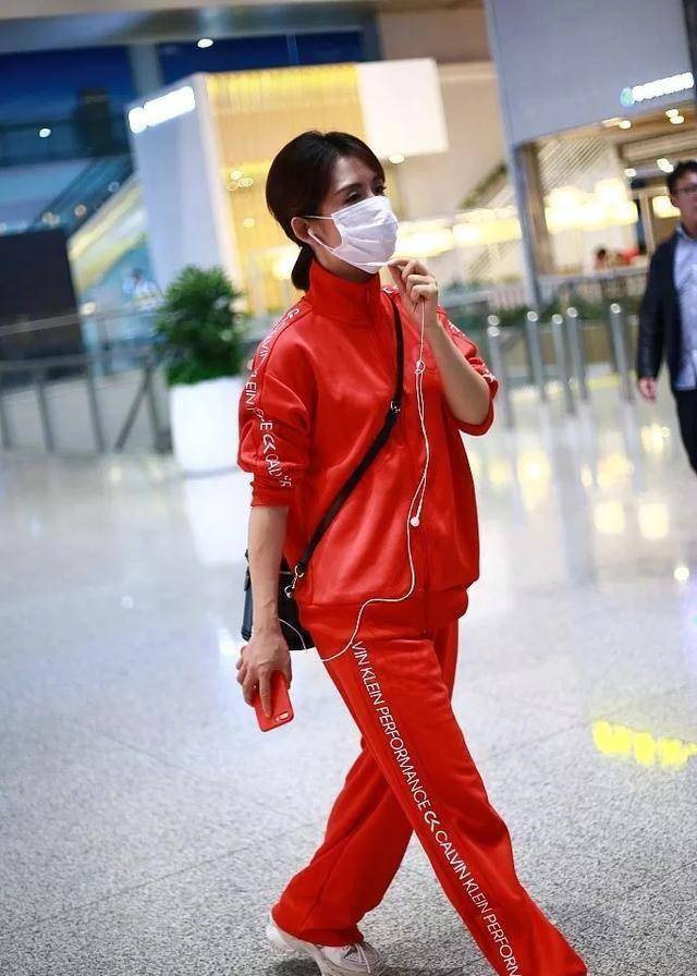 谢娜穿工装风卫衣,戴大毡帽看不见人也看不见路,衣品依旧很随意_设计