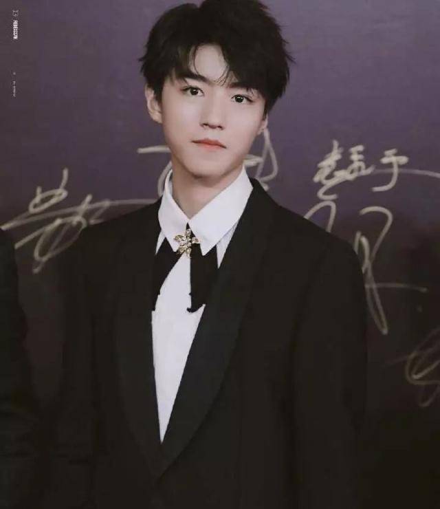 王俊凯还去非洲做公益,非洲的女孩还给王俊凯送礼物,送了一个非常可爱