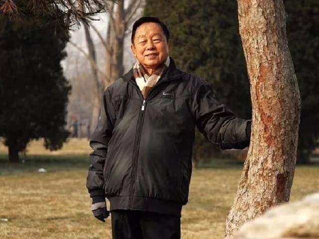 首届春晚导演黄一鹤:开创春晚40年辉煌,85年春晚让他