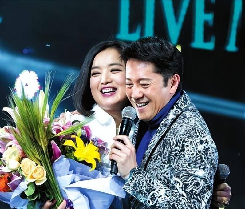 此后只要有演出,台下就有秦娟的身影,越了解蔡国庆,秦娟就越着迷,她暗