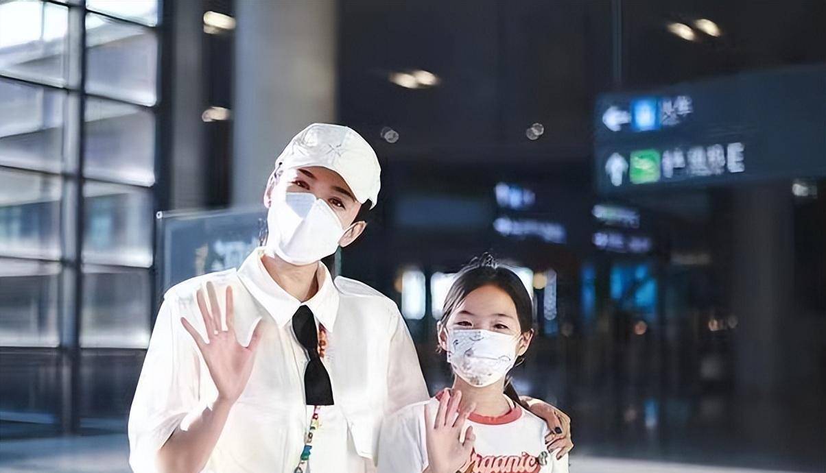可惜黄奕长得漂亮,女儿和爸爸太像了,幸好她穿得时尚有品位_款式_风格
