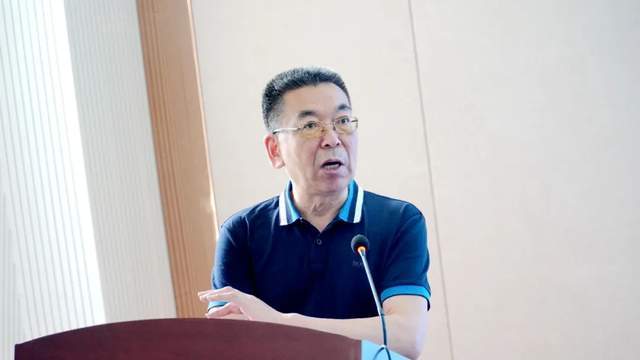 南通市中小学名师培养导师团郭志明副团长褒扬了邱磊老师的专业发展