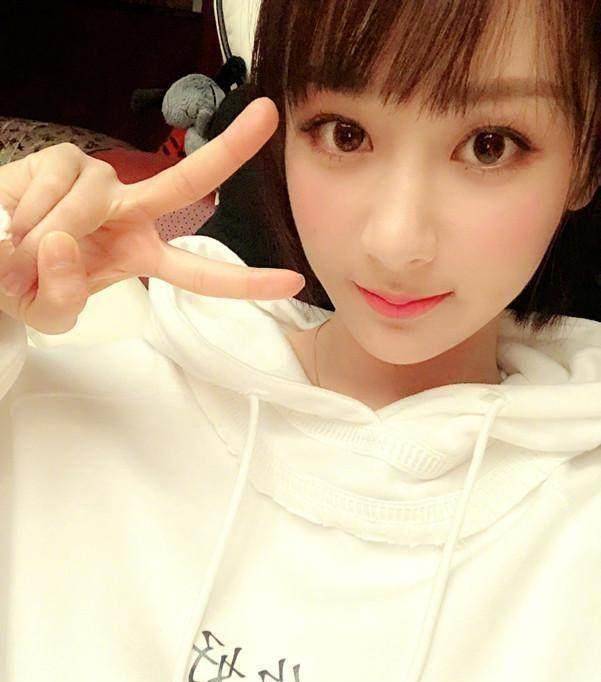 杨紫亮相,这造型超适合她,有点可爱女生的味道了!_发型_气质_穿着