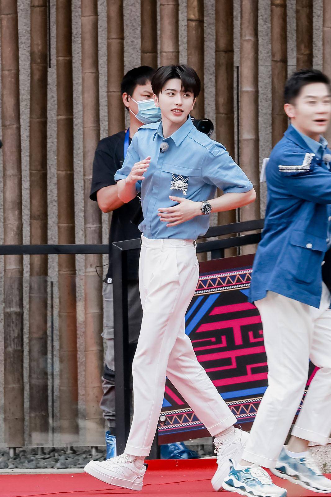 父母觉得蔡徐坤年龄太小,应以学业为重,便婉拒了.