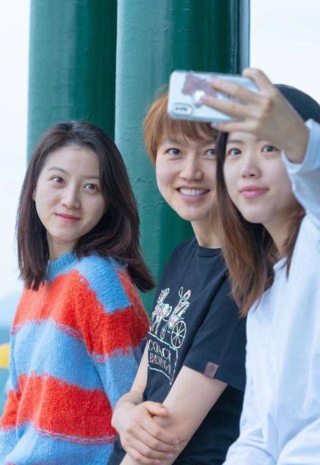 杨倩晒多张旅行照,坐杨皓然身旁开心比耶,网友表示磕到了_摄像_照片