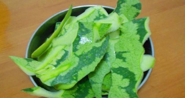 把西瓜皮彻底清洗干净,只留最外面那层绿色的瓜皮,锅中放清水,把西瓜