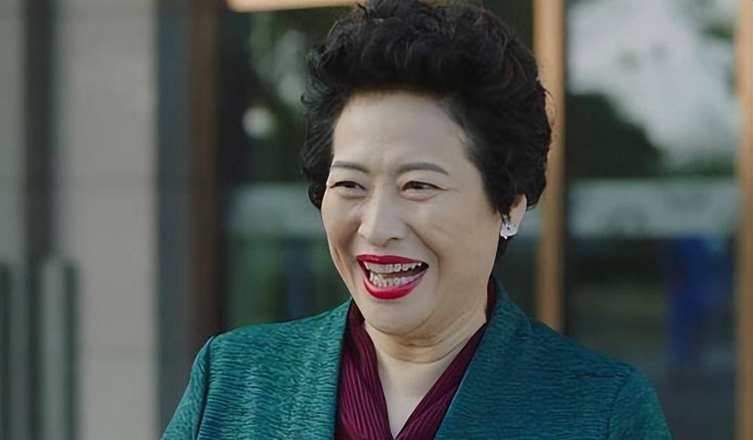 64岁许娣老了又优雅:微卷的头发,鲜艳的衣服,还是比年轻人漂亮_颜色