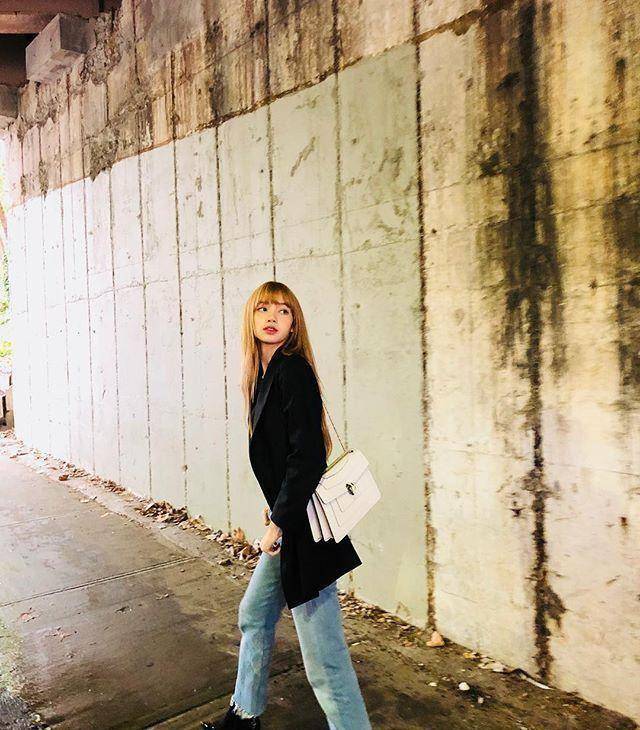 接着来看另一张,lisa黑白照,显得时尚又大气,身穿白色