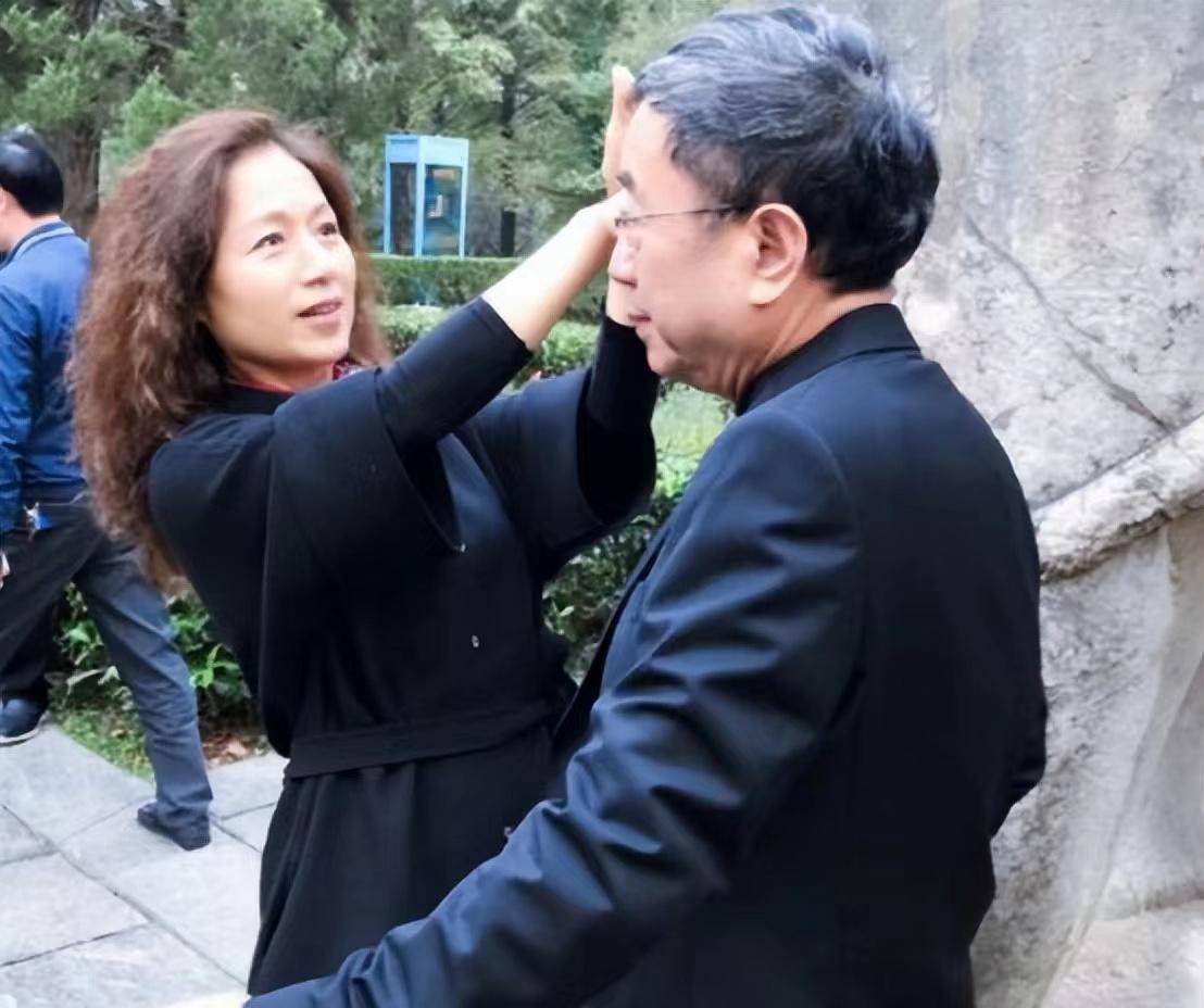 男方头发花白,马兰穿拖鞋仍优雅貌美_穿着_夫妻俩_网友