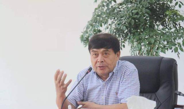 陈育新最初的名字叫做刘永美,不幸的是,他在2岁的时候就被父母送给了