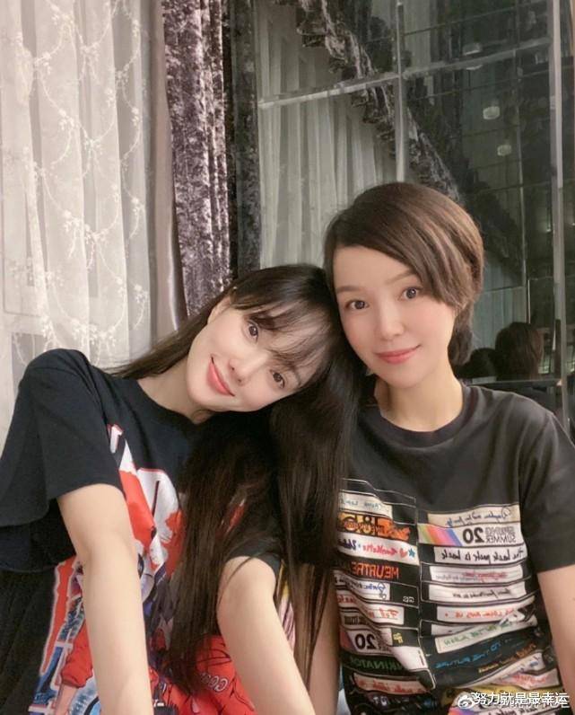 李小璐40岁生日与闺蜜合照,嘟嘴卖萌超可爱,肤白貌美少女感强_贾乃亮