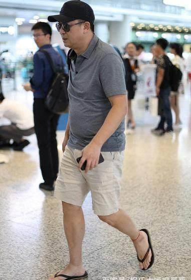 张嘉译现身机场被拍,腰更加的弯了,网友:看了好心疼_沈梦辰_病痛_成功