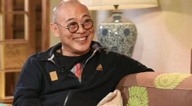 55岁李连杰近照曝光!网友:我更好奇身边那个人是谁!_照片_电影_功夫