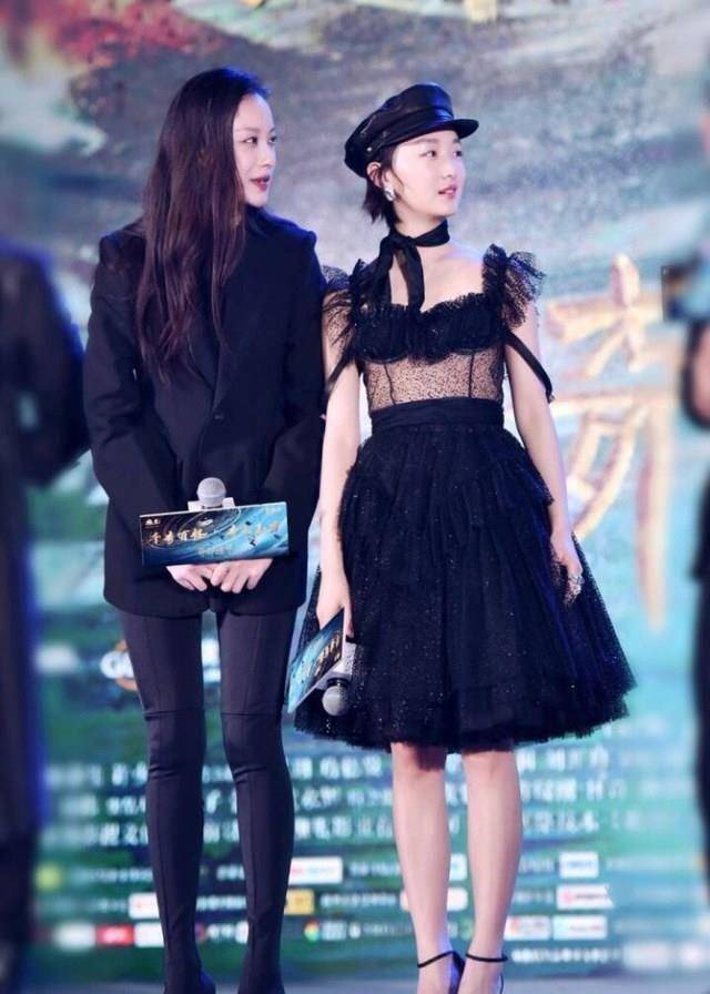 一双修长的美腿,腿型也非常好看据了解,周冬雨此次在电影《奇门遁甲》