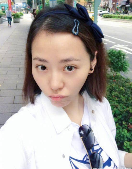 张靓颖否认自己土,深夜晒素颜照,皮肤细腻,气质非凡_冯珂_网友_女明星