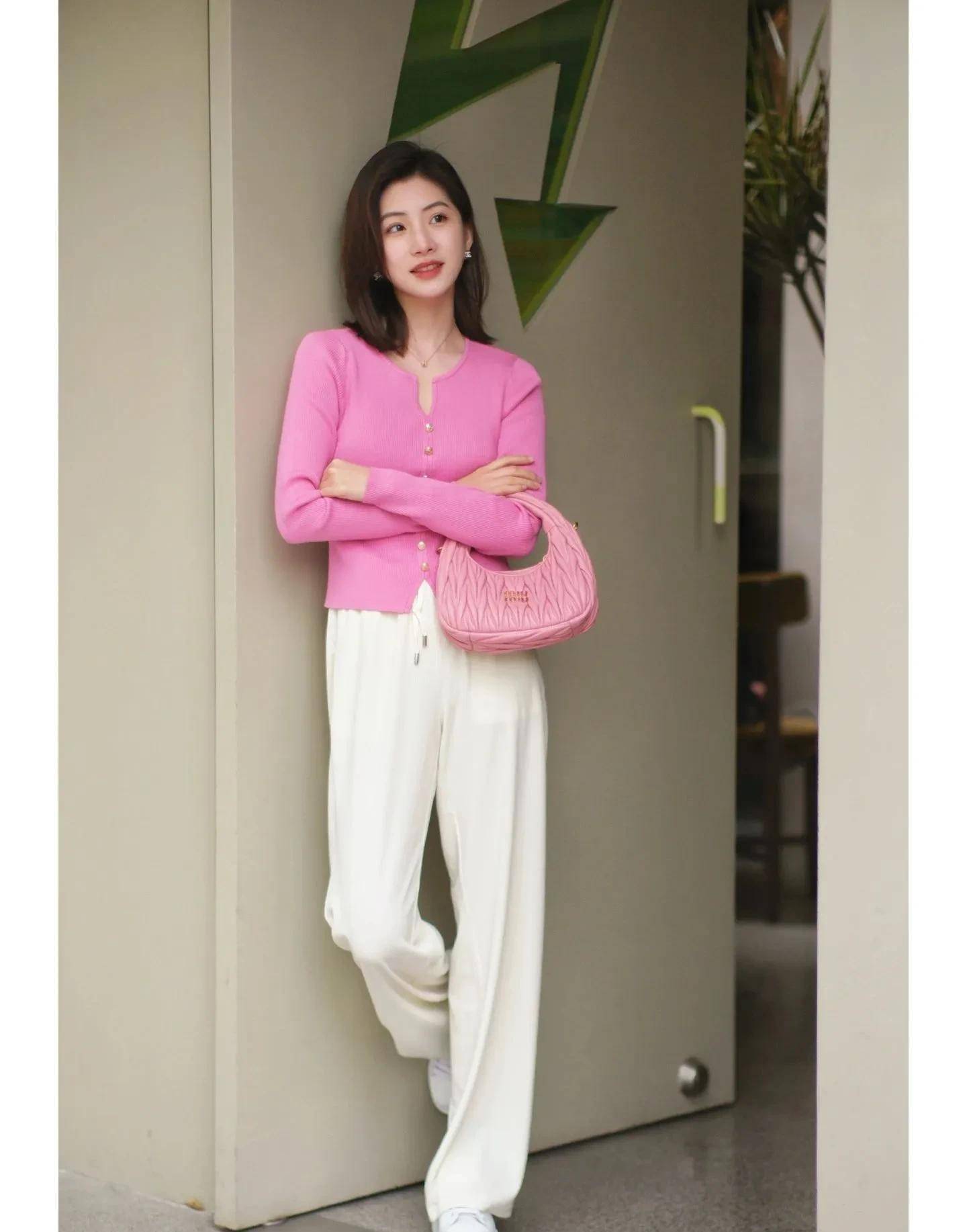粉色毛衣搭配白色阔腿裤!让自己瞬间变身粉红美女!如此温柔又优雅!