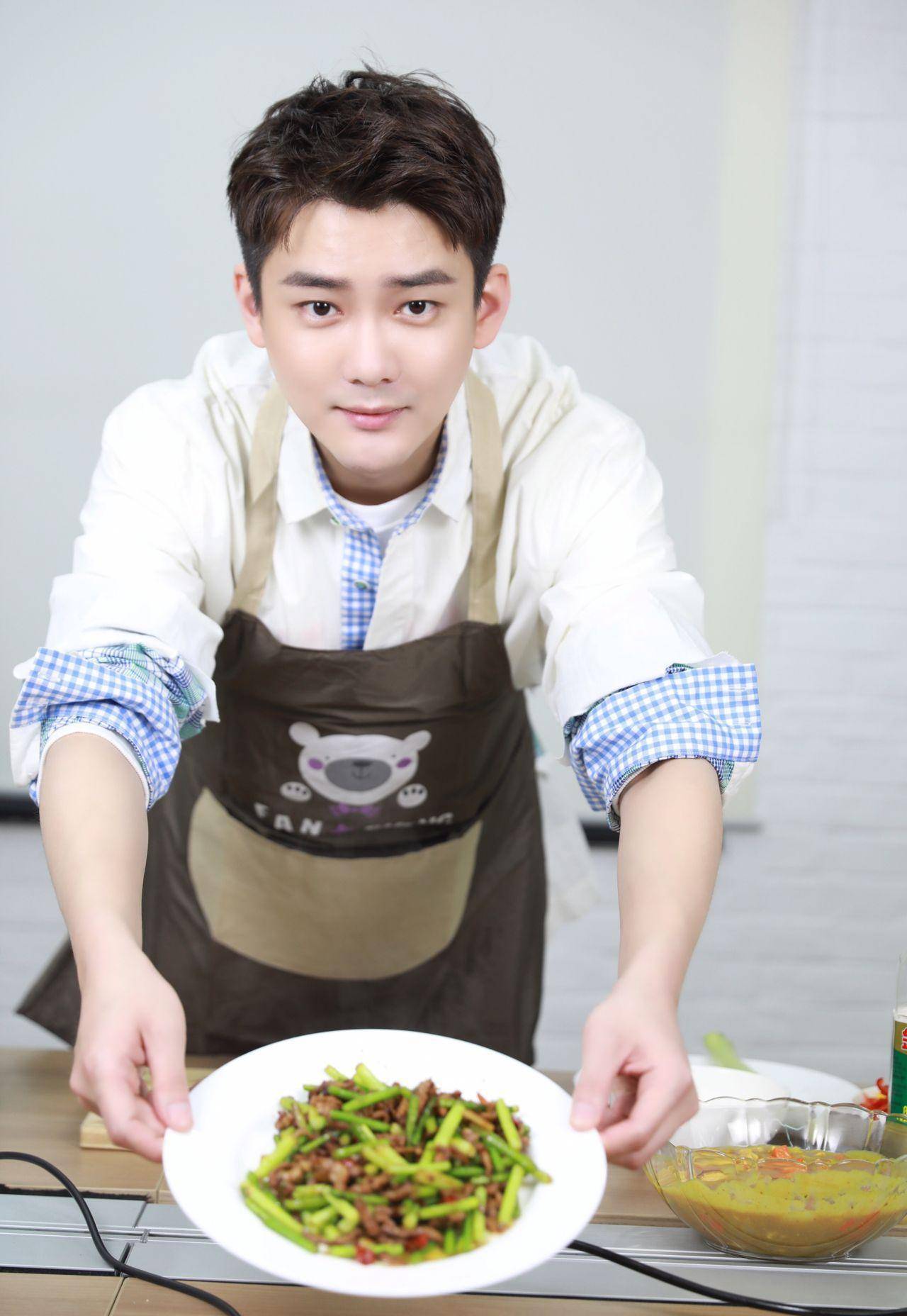 熊梓淇化身居家好男人,上得厅堂下得厨房,那叫个帅!_哥哥_条纹_男孩子