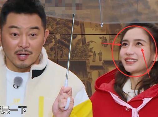 郑恺偷瞄baby毫不遮掩,女方的反应信息量太大,网友:你才刚结婚!