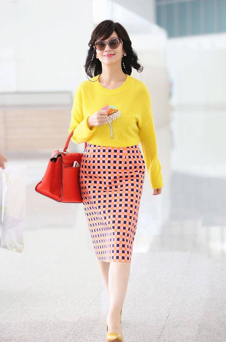 赵雅芝最新机场街拍,穿黄色针织衫搭半身裙减龄又俏皮,哪像64岁_显得