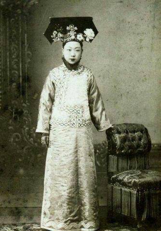 韫欢身为女子,国家大事自然也轮不到她操心.