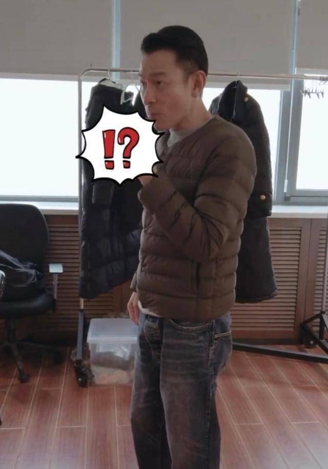 60岁刘德华早餐只吃了半颗玉米,细嚼慢咽维持身材,翘起双腿依旧优雅