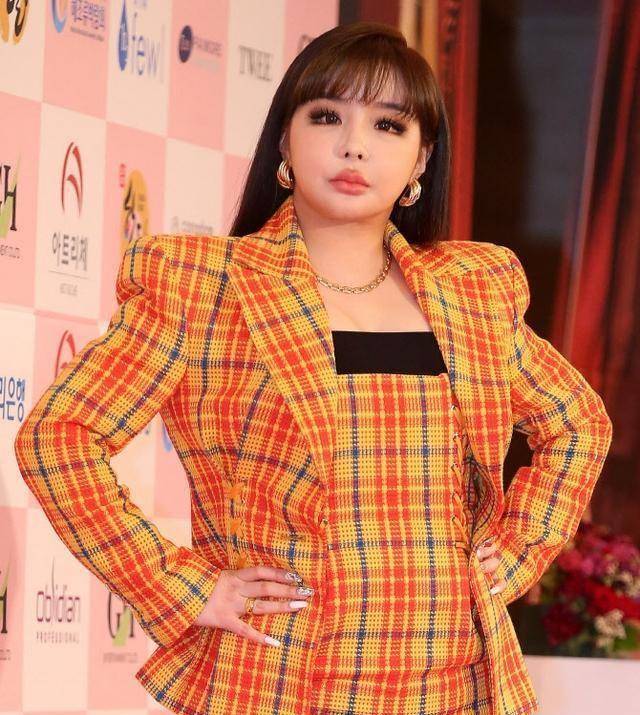 歌手朴春久违亮相电影节,身材发福脸部僵硬引热议_舞台_检索_实时