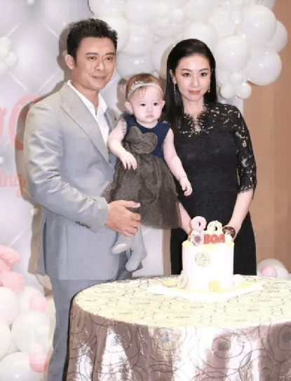 51岁樊少皇携妻女亮相,小11岁娇妻肤白貌美嫩似学生妹,女儿颜值超高似