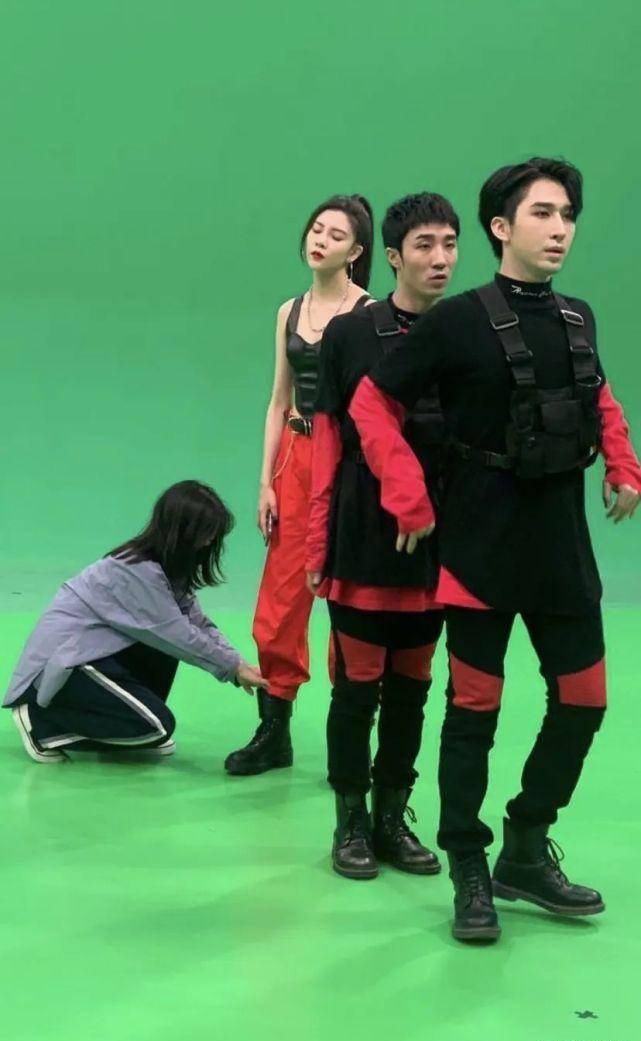 张一山分手后,宋研霏摄影棚愁容满面心情欠佳,不停拿手机语音_宋妍霏