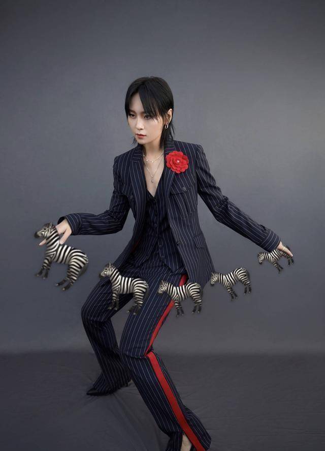 35岁周笔畅又美又飒,前卫造型拍时尚大片,气质妥妥hold住!