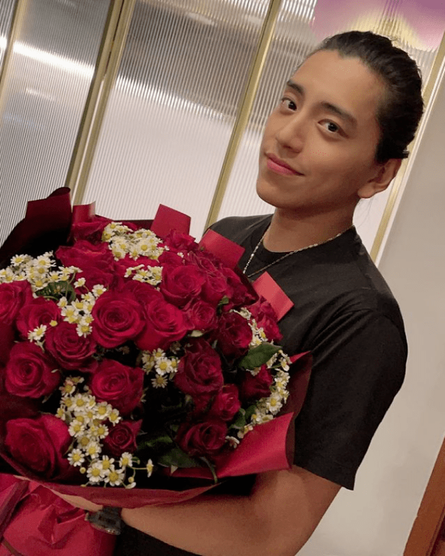 王大陆首晒近照,怀抱玫瑰庆生满脸幸福,蔡卓宜未送祝福_回应_陈越并